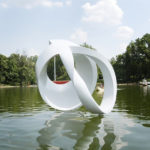 Gömbölyített hurok | 2011 | polyester, üvegszál, vegyestechnika | 300x320x350 cm